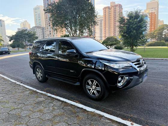 TOYOTA HILUX SW4 2.7 SRV 7 LUGARES 4X2 16V FLEX 4P AUTOMÁTICO TOYOTA HILUX SW4 2.7 SRV 7 LUGARES 4X2 16V FLEX 4P AUTOMÁTICO